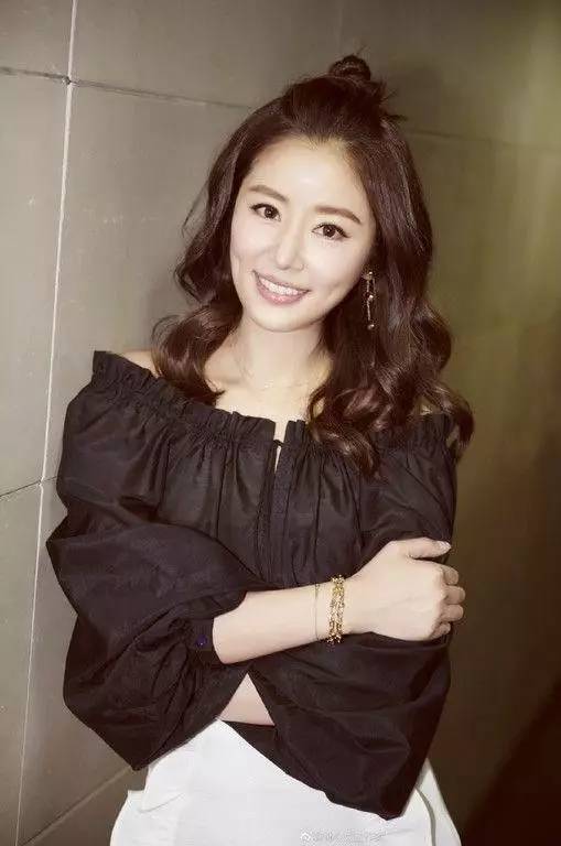 林心如 升级妈妈后一直保持自己的气质 可爱丸子头的造型 蓬松的卷发