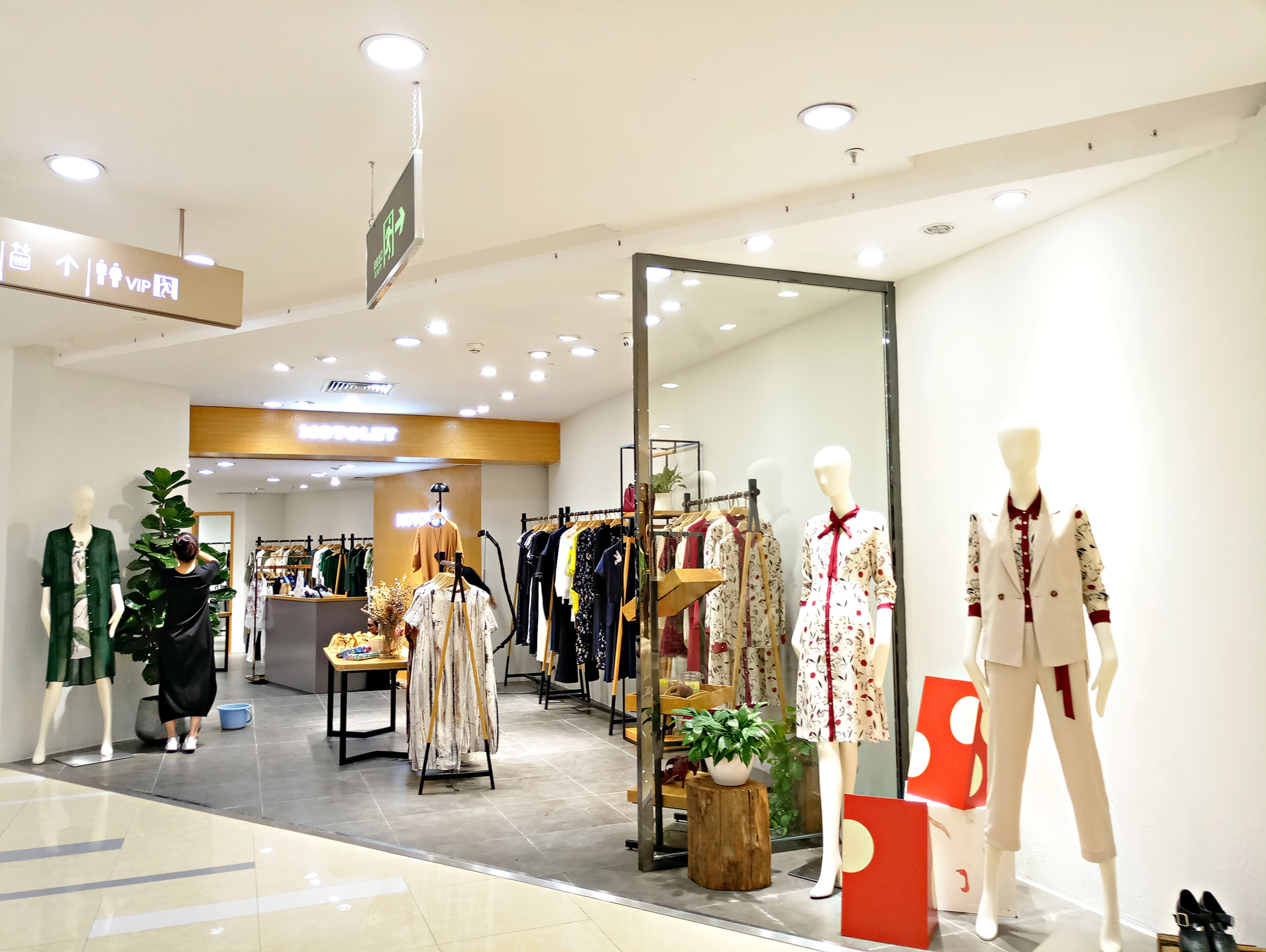 慕托丽女装专卖店形象图