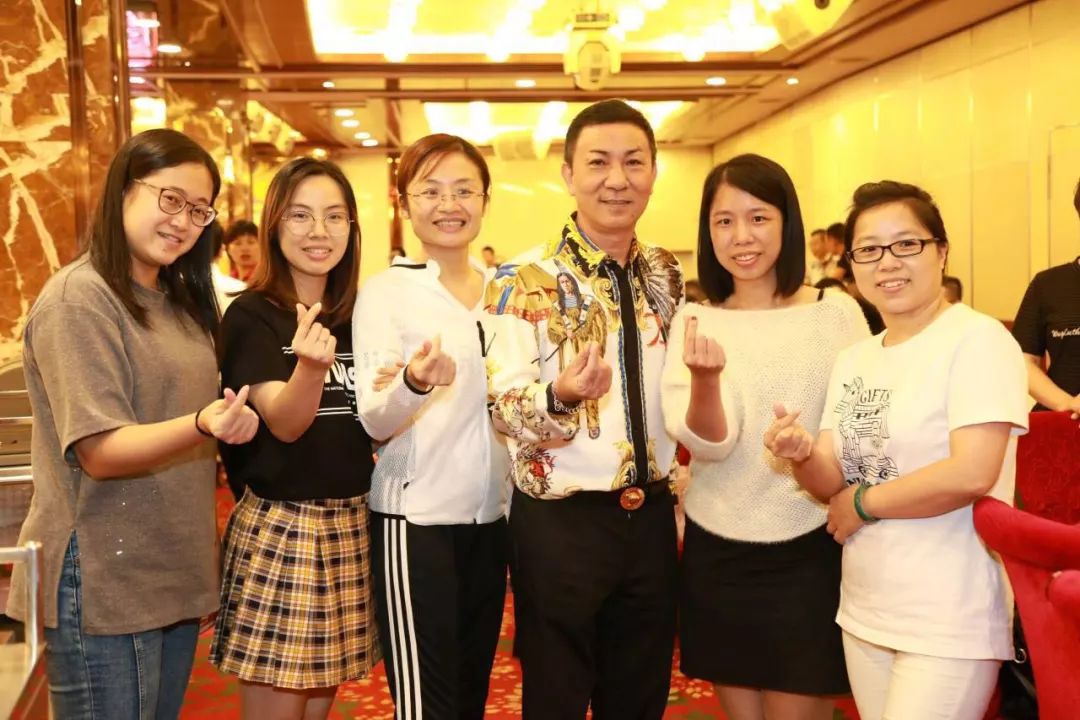 (右三)奥丽侬内衣集团董事长何炳祥先生