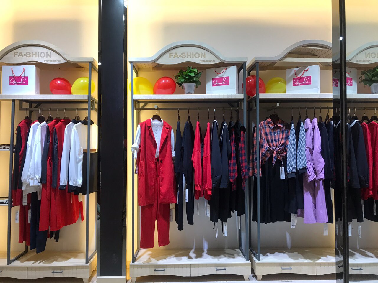 今年開什么店賺錢 秋之戀女裝加盟怎么樣