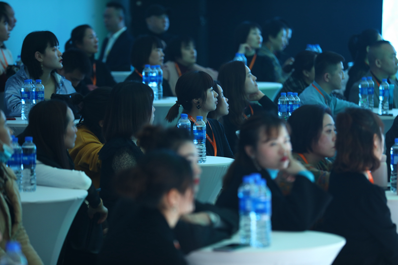 简约风情2021夏季新品发布会暨十周年庆典 十年历程信念不改 简约风情2021夏季新品发布会暨十周年庆典 十年历程信念不改