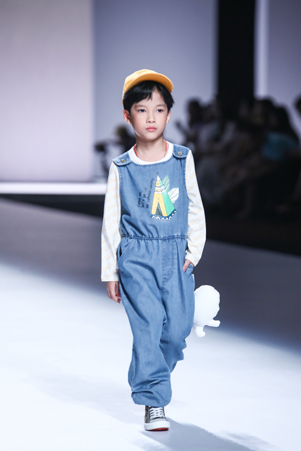 这群潮童萌爆了悦蒂威陈文婷婴幼童发布会登陆秋季广东时装周