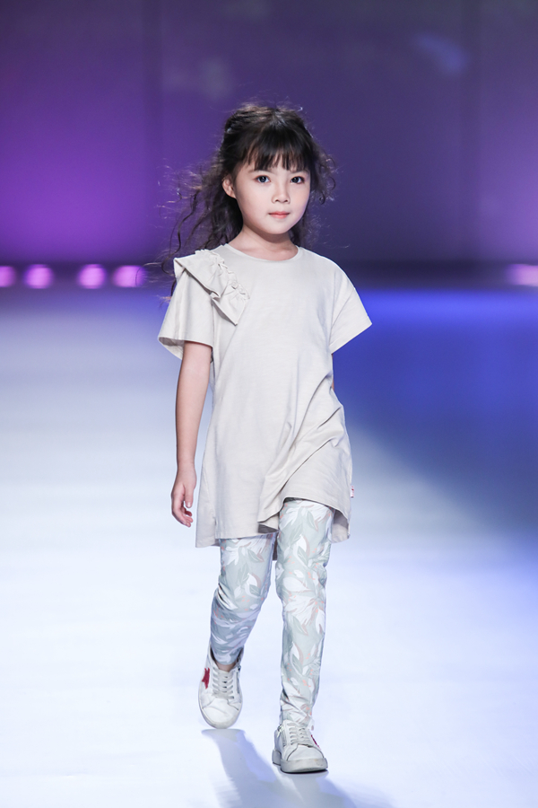 这群潮童萌爆了悦蒂威陈文婷婴幼童发布会登陆秋季广东时装周