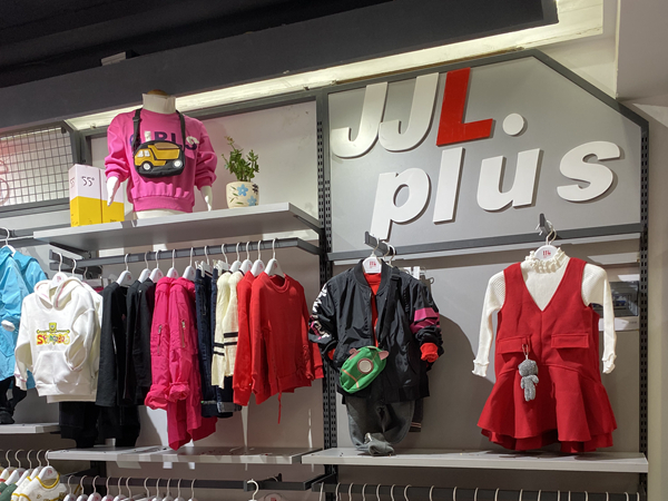 季季乐品牌店面形象设计_季季乐童装专卖店橱窗陈列展示【实图-中