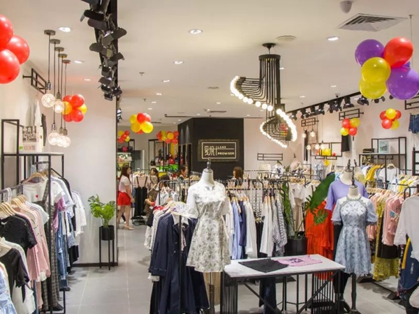 爱境品牌店面形象设计_爱境女装专卖店橱窗陈列展示【实图-中服网