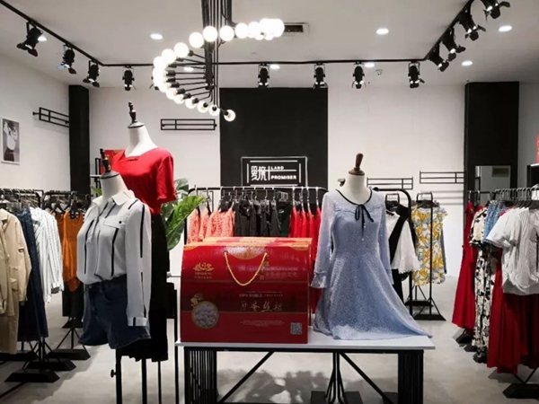 爱境品牌店面形象设计_爱境女装专卖店橱窗陈列展示【实图-中服网